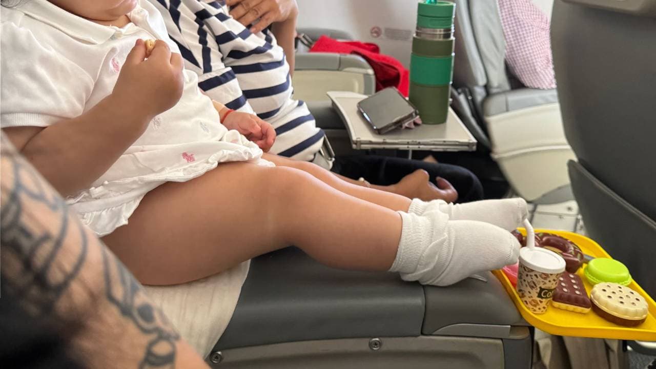 Inti habría viajado con su madre Cazzu en un vuelo comercial.