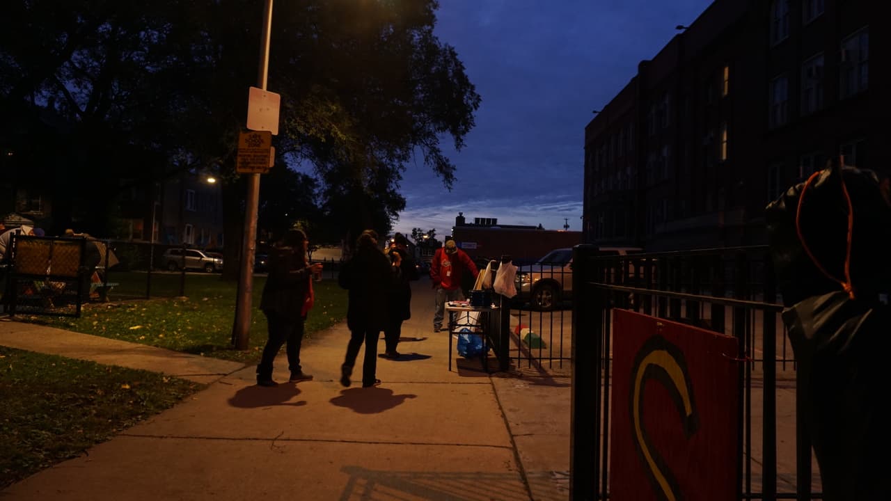 En la madrugada del 17 de octubre, miembros del sindicato, llegaron a un enclave escolar en La Villita, donde están localizadas tres escuelas con una población 
<a href="https://cps.edu/SchoolData/Pages/SchoolData.aspx" target="_blank">mayoritariamente hispana</a>.