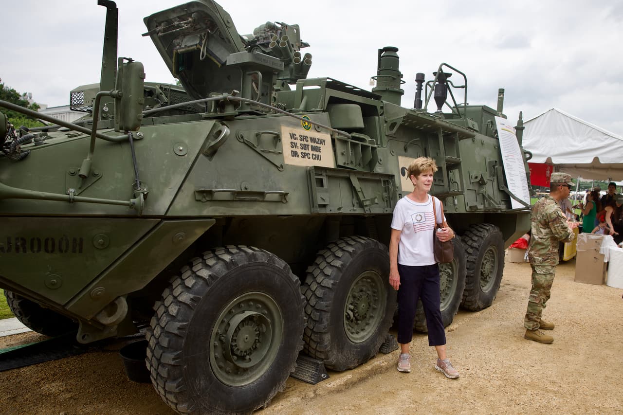 Visitantes se detienen a observar un tanque en exhibición durante el Desfile del 250.º Aniversario del Ejército en el National Mall, Washington DC el 14 de junio de 2025. El sueño de Trump de un desfile se hará realidad cuando casi 7,000 soldados, además de docenas de tanques y helicópteros, recorran la capital.