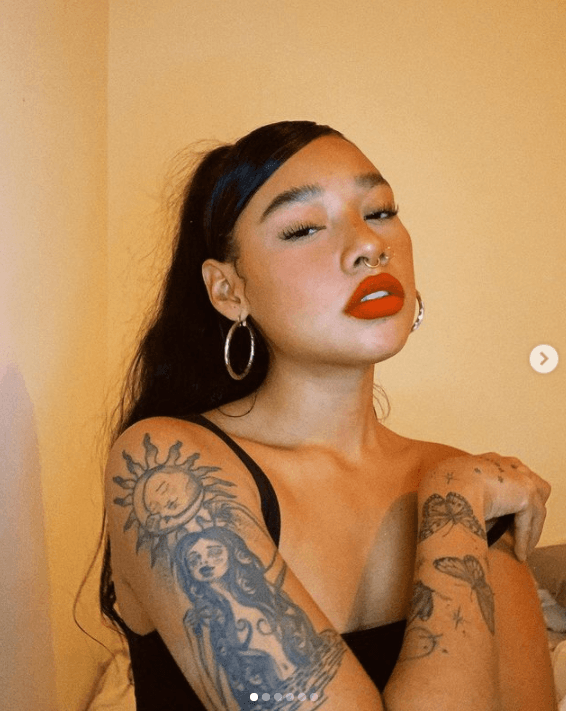 A pesar de su incipiente carrera artística, que inició en mayo de 2020, la intérprete ha conseguido millones de visualizaciones en YouTube con los temas 'Sin ti' y 'Pa darle'.