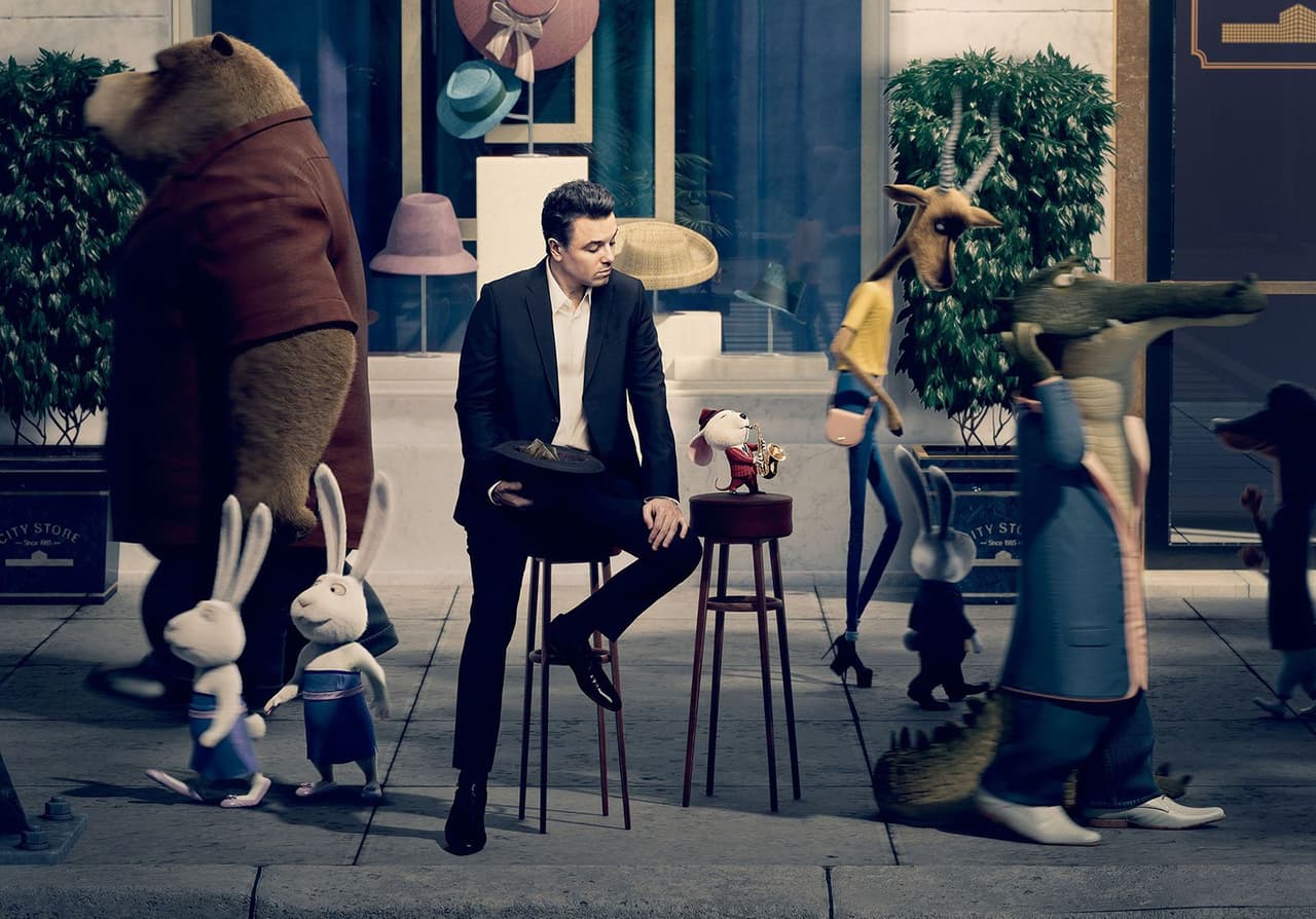 Mike es un ratón que canta en las calles los éxitos de Frank Sinatra interpretado por el comediante Seth MacFarlane