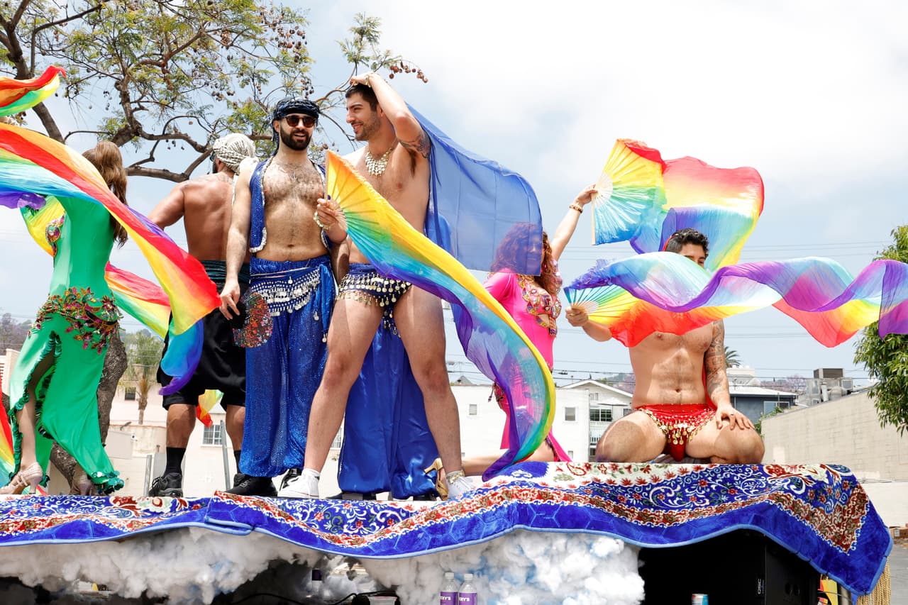 A partir del mediodía del domingo comenzó uno de los últimos eventos del orgullo LFBTQ con el WeHo Pride Parade.
<br>