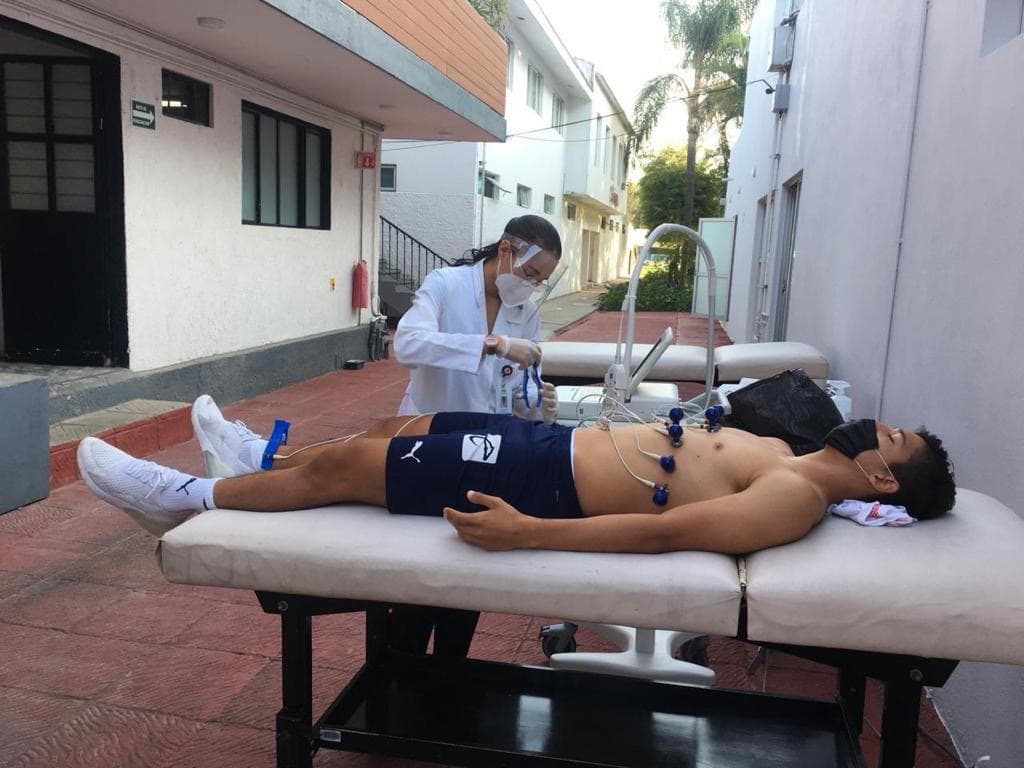 Jugadores de Chivas presentan pruebas médicas en Verde Valle. Las mismas se realizan en diversos grupos, atendiendo el protocolo de seguridad.