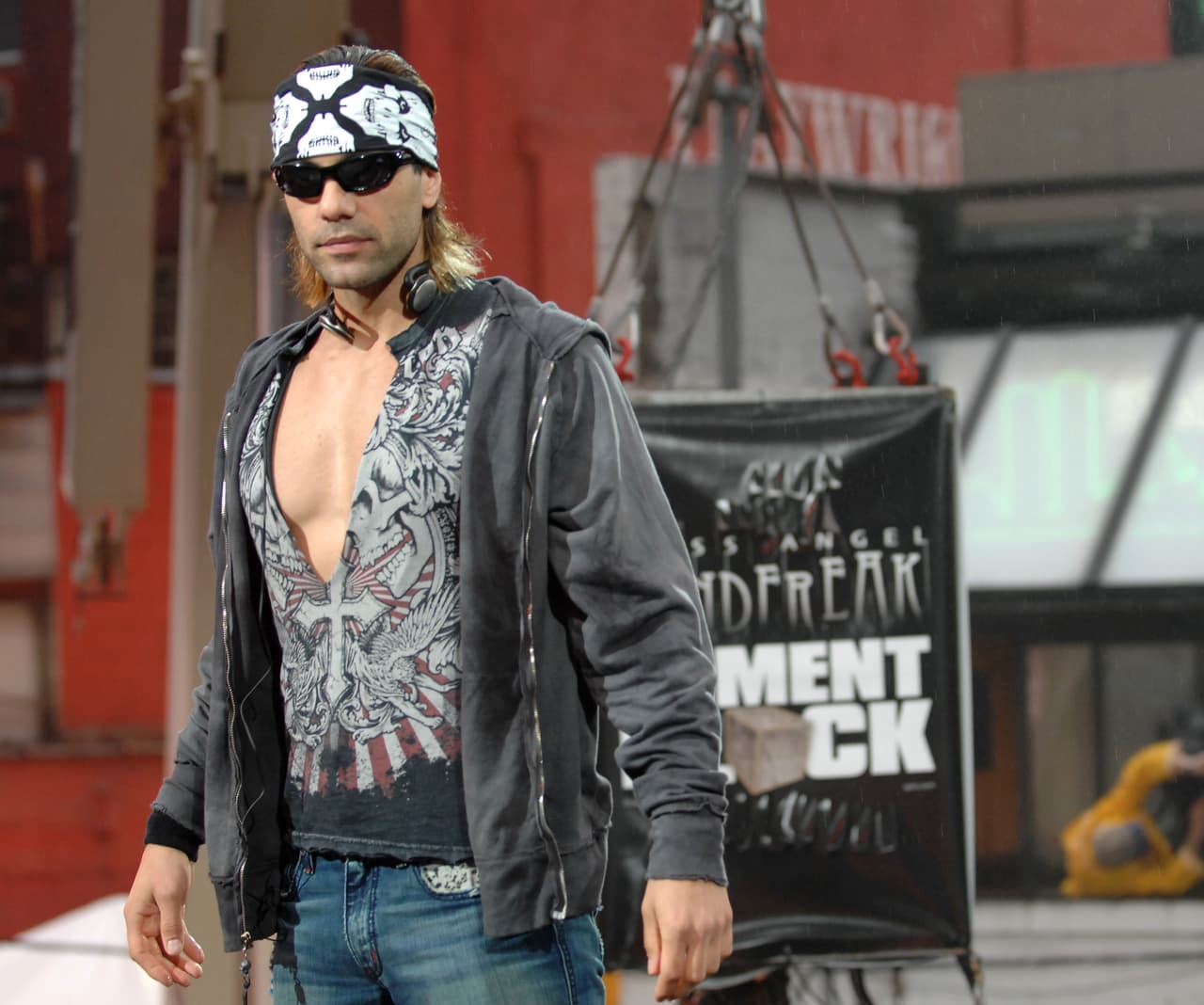 Los espectaculares trucos de Criss Angel incluyen levitación y peligrosas rutinas que le han causado quemaduras e incluso lo han llevado hasta el hospital.