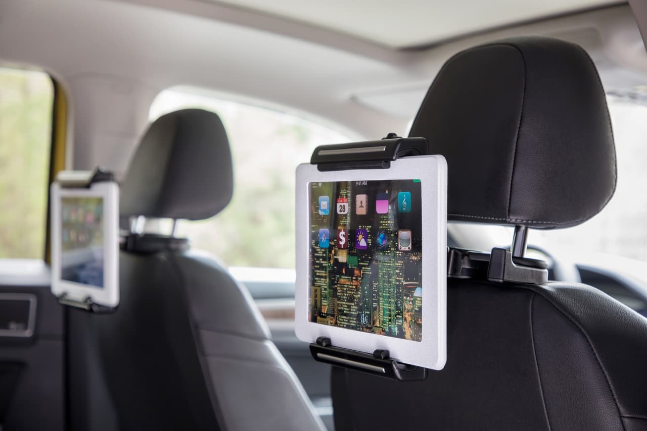 Además, detrás de los apoyacabezas cuenta con soportes genéricos para colocar tablets.