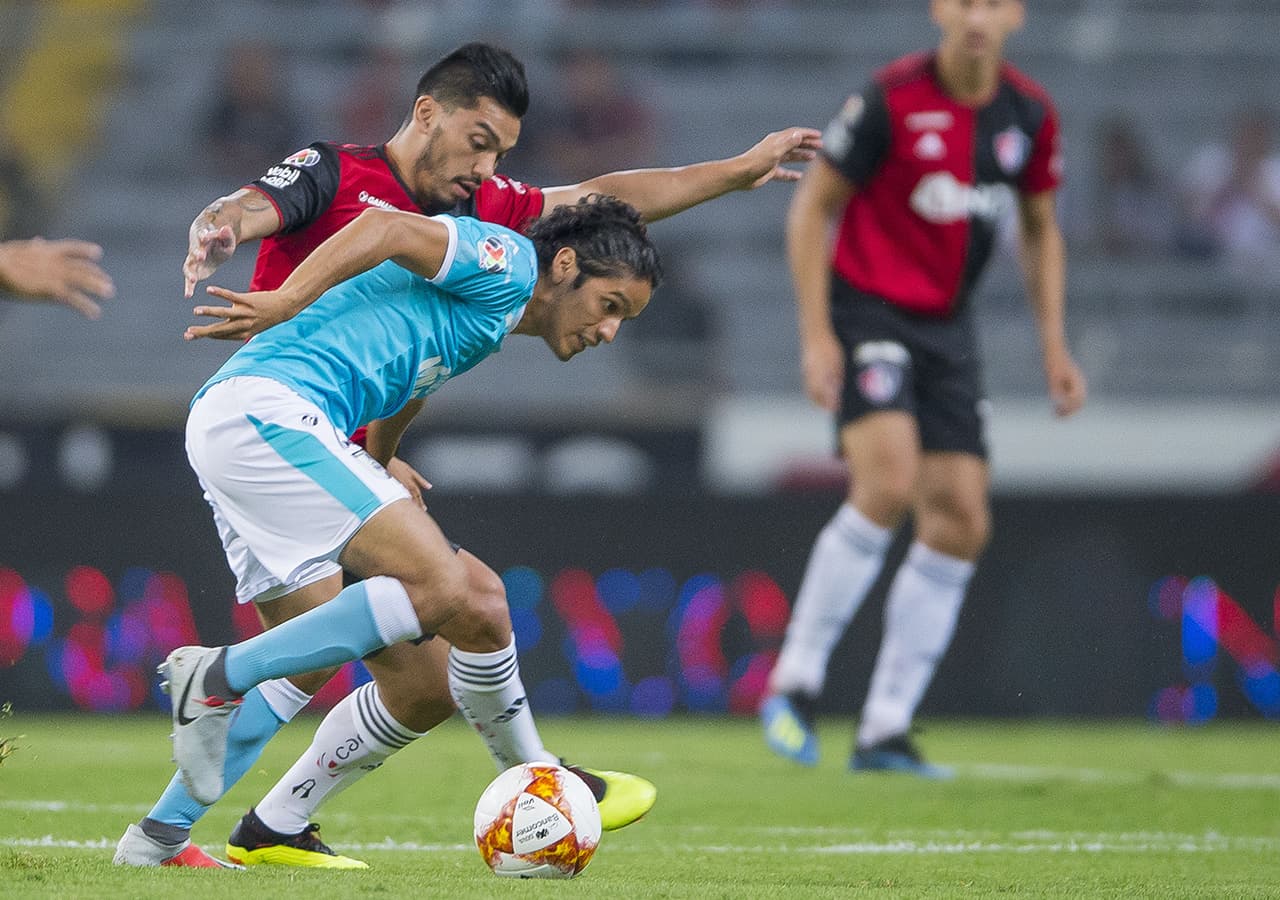 Los 'Gallos Blancos' de Querétaro lucharon por la tenencia del balón, pero la marca del rival impidió que tuvieran mejores opciones de marcar.