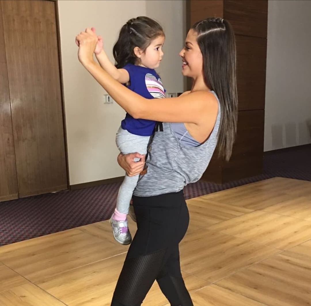 El baile es otro de las actividades favoritas de las mujeres de la familia Martínez Gámez. A Giulietta le encanta estar en movimiento con su madre.