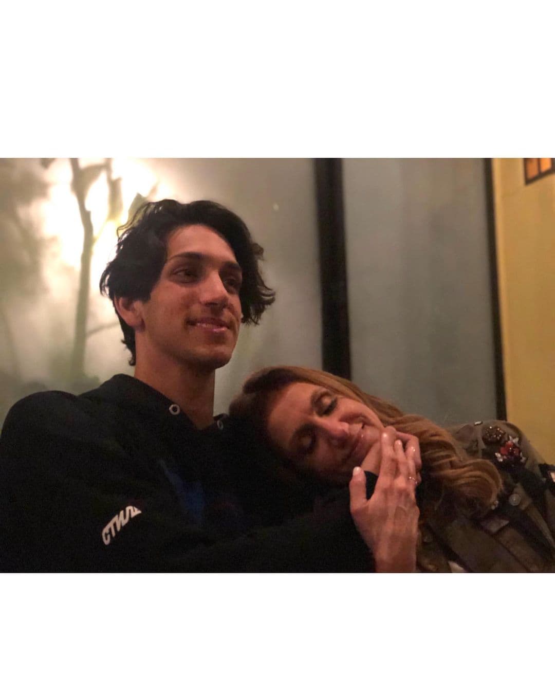 Ellos son inseparables y entre sus brazos el mundo se detiene.