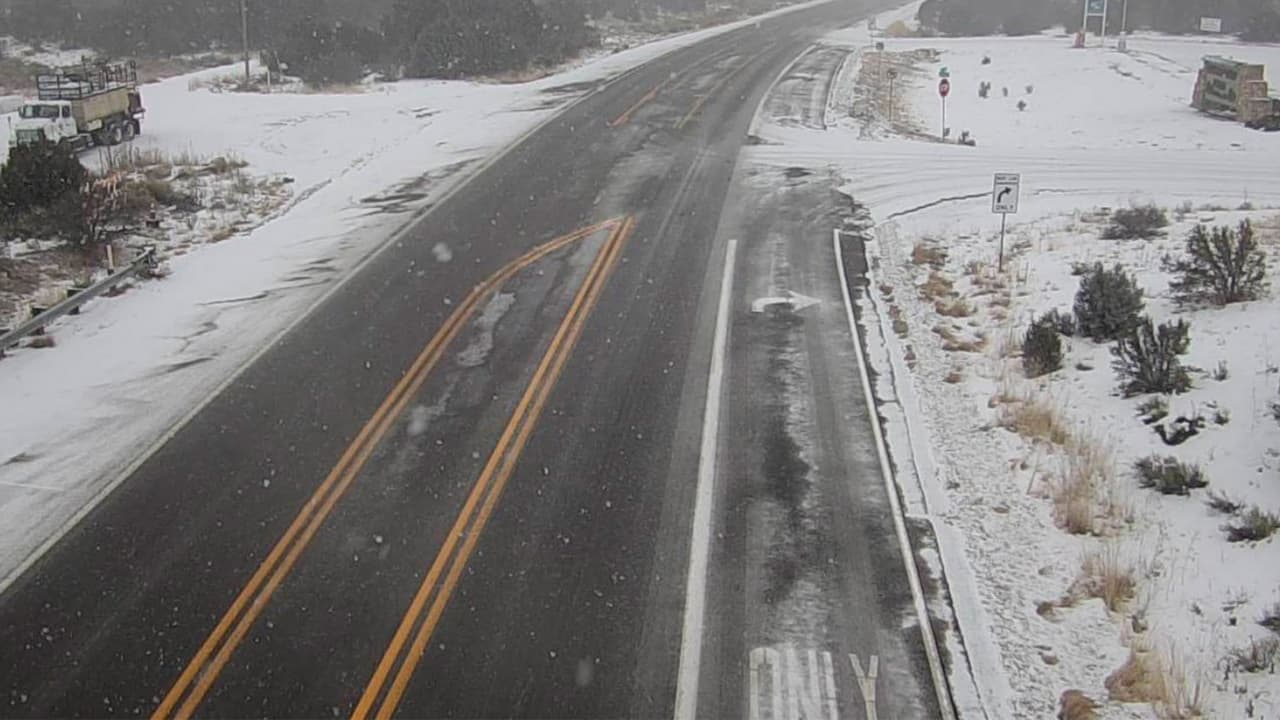 Desde la madrugada del 11 de enero la nieve comenzó a caer en partes de la región norte del estado. En esta imagen se observa las afectaciones a lo largo de la I-40, justo al oeste de Flagstaff.