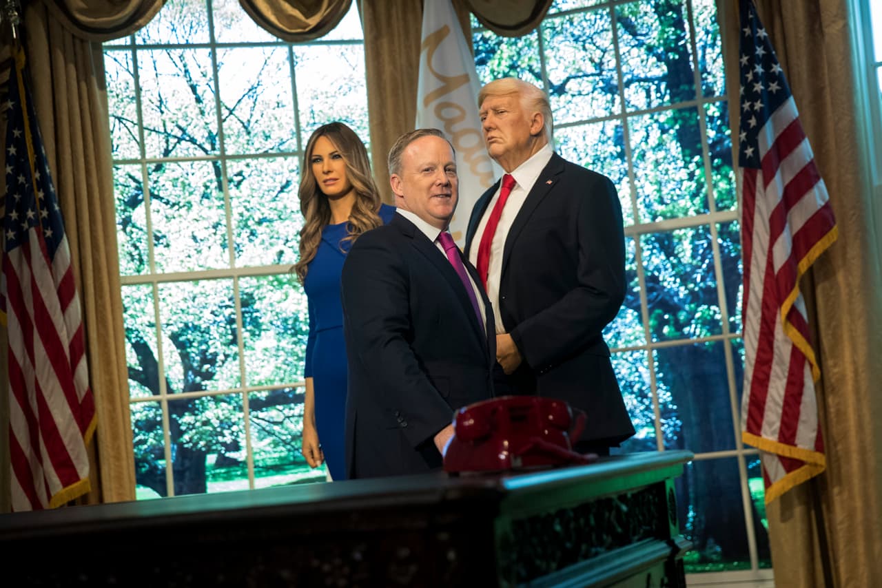 Pese a las especulaciones de algunos sobre la naturaleza de la relación de los Trump, Spicer describió a Melania como "una gran esposa" que "siempre apoya" al presidente, "en público y en privado".