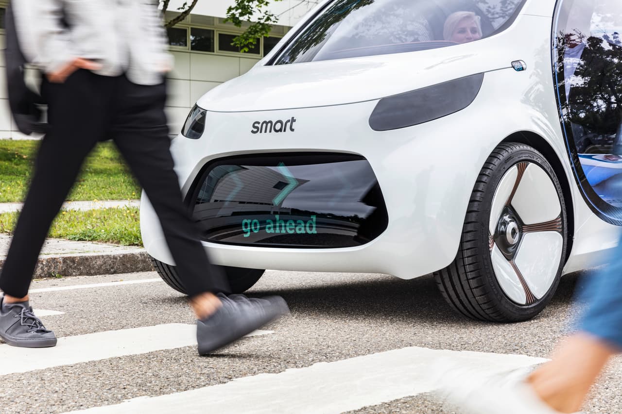 El Smart Vision EQ Fortwo cuenta con una
<b>pantalla de fondo negro brillante en su panel frontal</b> la cual usa para comunicarse con el exterior. En este caso le está diciendo al peatón que tiene el
<b>derecho de paso</b>.