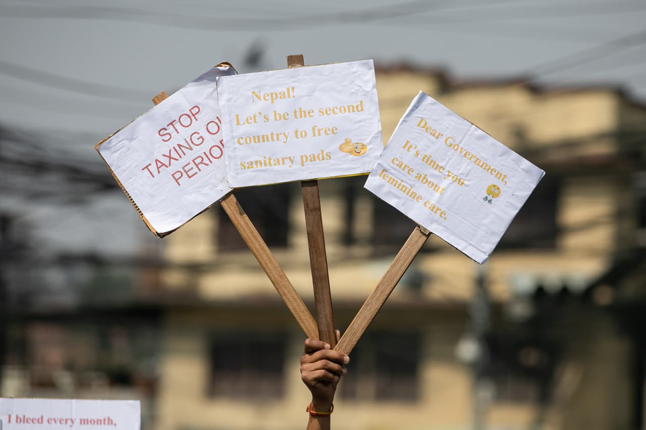 <b>“Nepal, seamos el segundo país en liberar (los impuestos a) las toallas sanitarias”</b>, visto en la ciudad de Katmandú.
