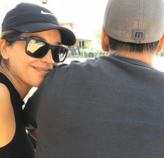 "23 años juntos y seguimos siendo novios... 13 años de esposos y 23 de novios", comenzó diciendo.