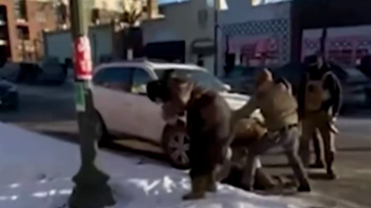 Revelan videos del forcejeo mortal entre agentes y manifestante en Minneapolis