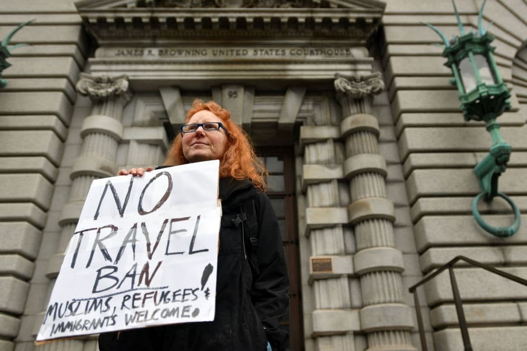 Una mujer protesta frent al edificio del Noveno Circuito las prohibiciones de viajar que había impuesto a ciudadanos de seis países predominantemente musulmanes.