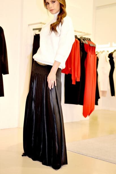 Más relajada con un suéter y una falda larga plisada, que están súper 'in', al estilo de Victoria Beckham.