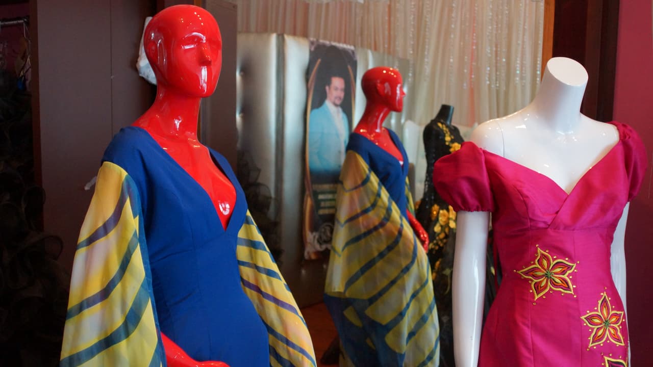 Según cuenta Terriquez, Jenni Rivera quería un vestido color rosa mexicano, que tuviera algo de negro, y él lo combinó también con otros colores.