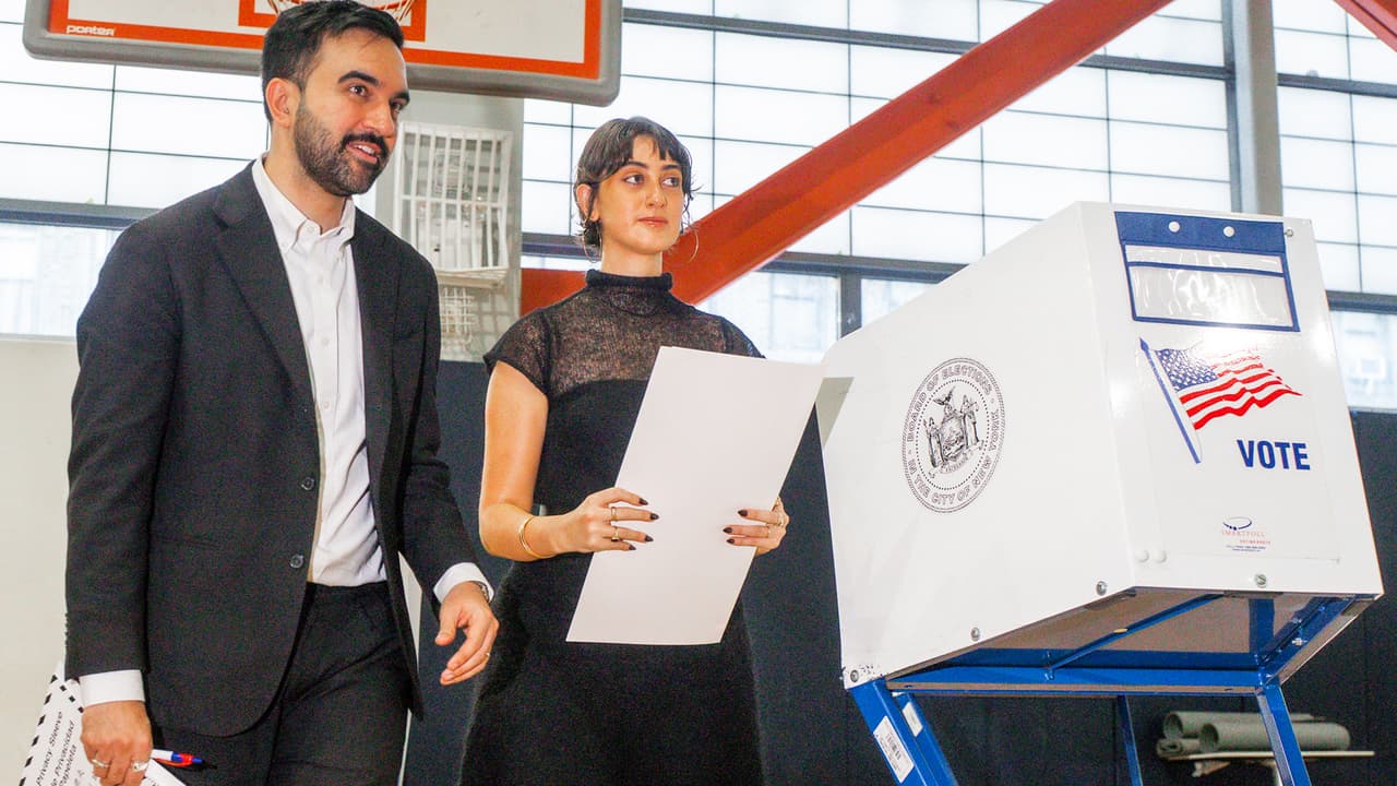 El candidato demócrata a la alcaldía de NYC, Zohran Mamdani, y su esposa votaron en Queens