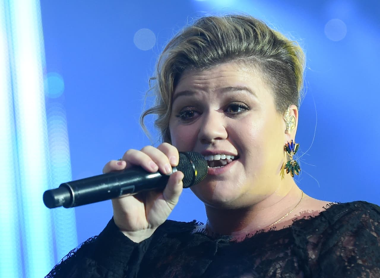 Los aretes largos son su mejor aliado a la hora de un evento importante.