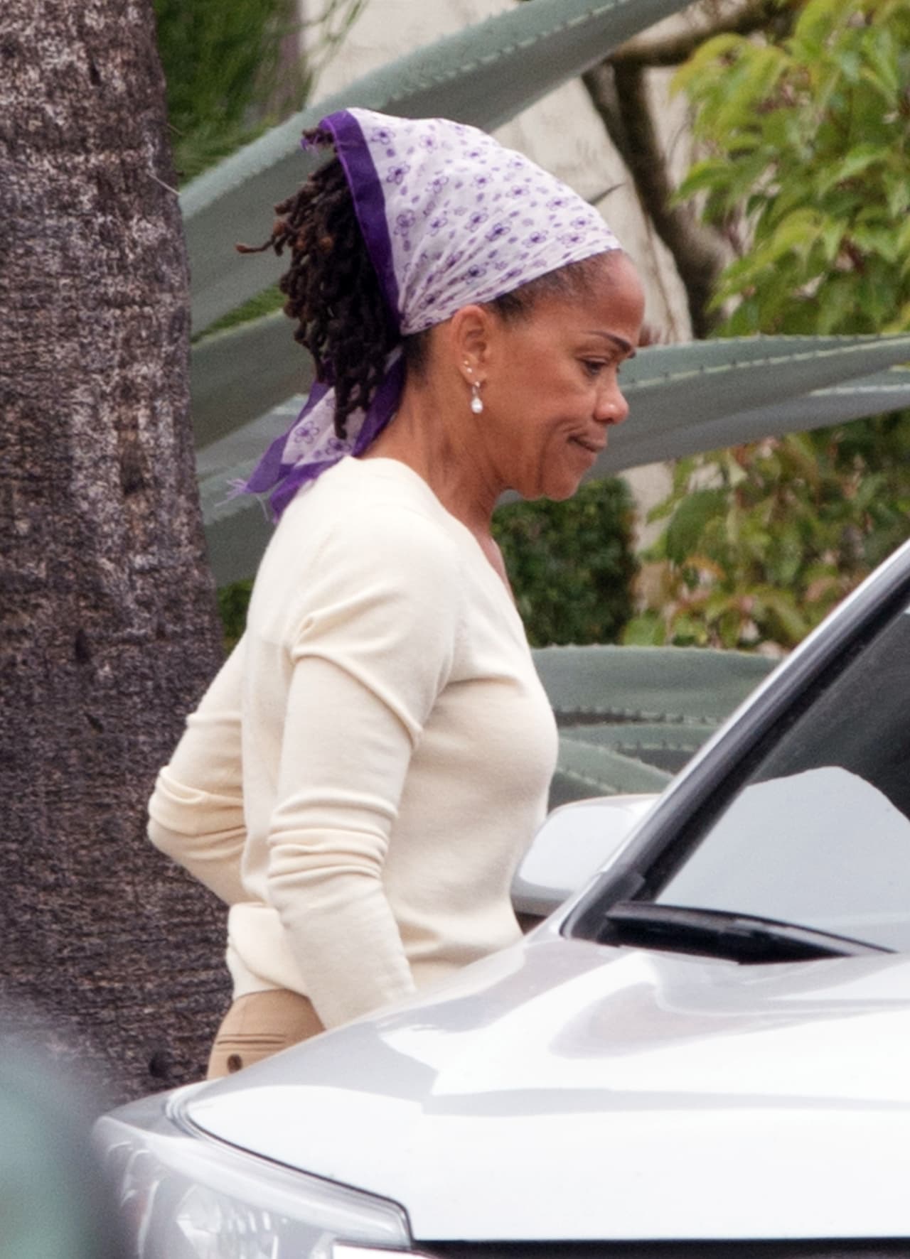 Generalmente los paparazzi la sorprenden sola, de camino a sus clases de yoga o a centros que ofrecen servicios a personas de la tercera edad, una población en la cual se ha especializado como profesional de la conducta humana.