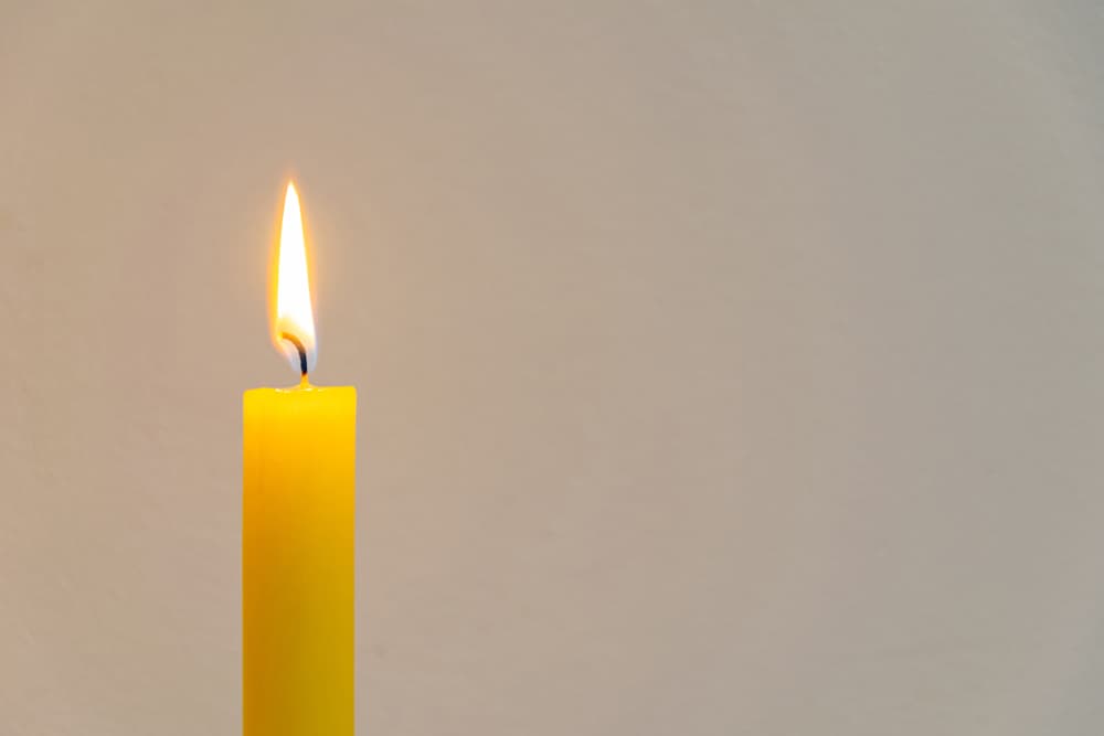 El tono amarillo también dará mayor confianza y habilidad en labores mentales como el yoga, la meditación y en artes esotéricas como el tarot, la adivinación, buscar en bolas de cristal y otras lecturas proféticas.