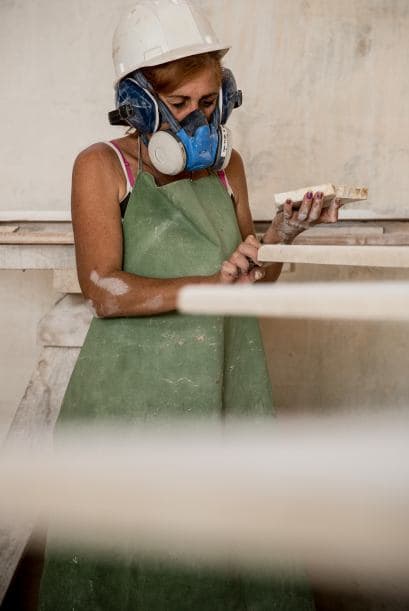 La extracción y comercialización de piedras ornamentales comenzó hace dos siglos en Cuba, pero el negocio sigue en pañales, frenado por diversos factores económicos y políticos. Sin embargo, ahora existe un tímido auge en la construcción, con las inversiones hoteleras, nuevos negocios privados y la ampliación del trabajo por "cuenta propia".