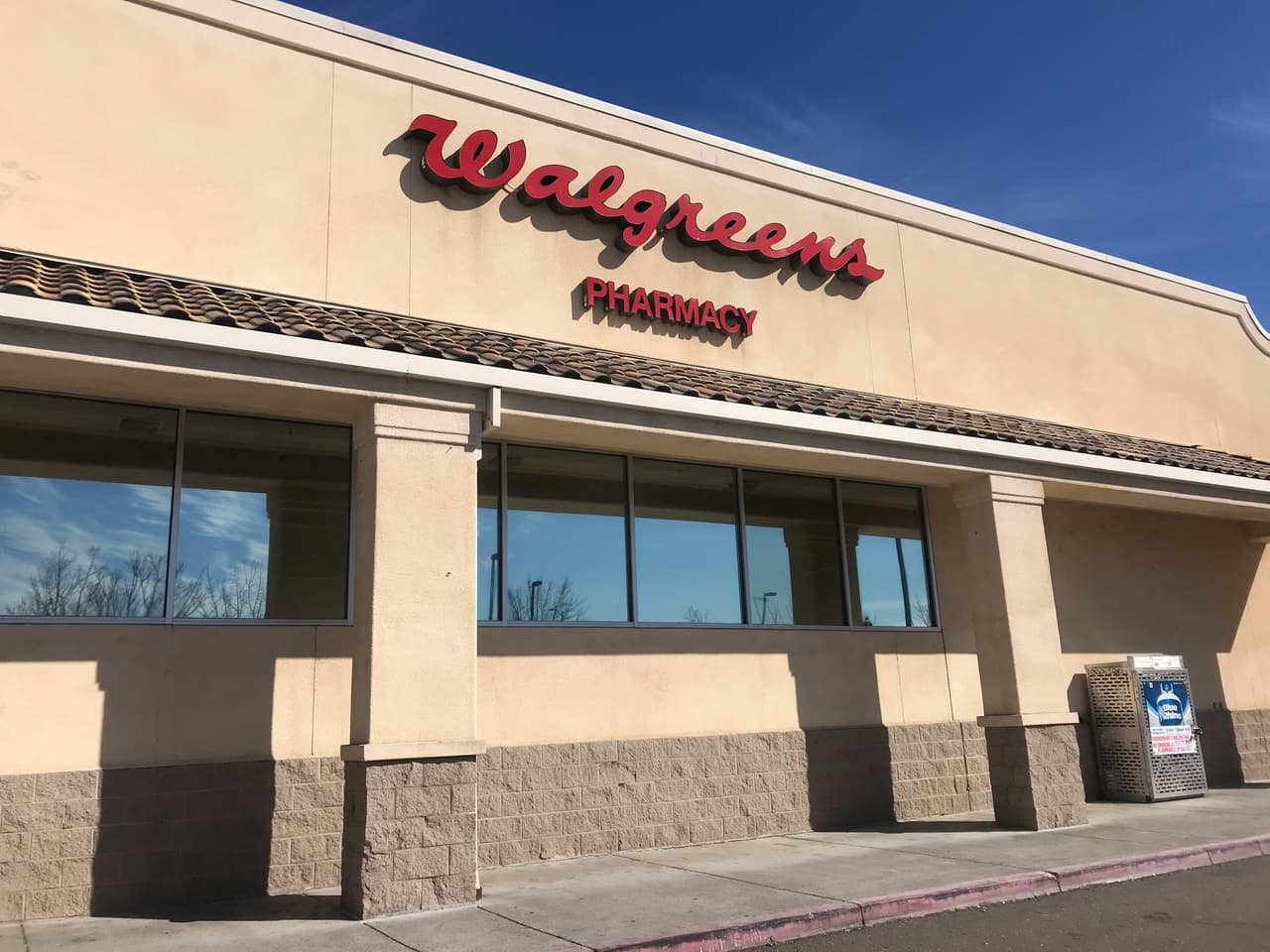 <b>Walgreens</b>
<br>Solo algunas sucursales de Walgreens vacunan contra el coronavirus, y solo dependiendo si consiguen dosis suficientes.