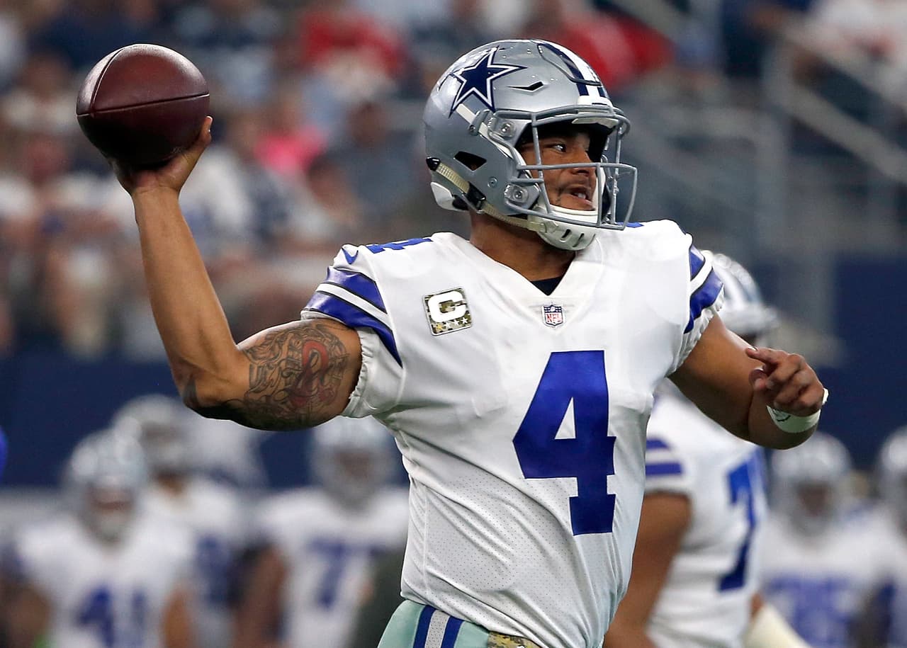 'Dak Attack' completo 21 de 33 intentos para sumar 249 yardas, con 2 pases de anotación, sin intercepciones y con un touchdown por la vía terrestre.