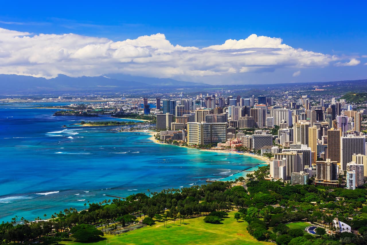 <b>Hawaii: Urban Honolulu. Población: 349,597. Ingreso promedio de un hogar: $63,361. </b>Su alto nivel de educación ayuda a hacer de este lugar la mejor ciudad para vivir en Hawaii. Entre los adultos de Honolulu, el 36% tiene al menos una licenciatura. Cuenta con un excelente servicio de transporte público y el uso de la bicicleta se ha popularizado.
<br>