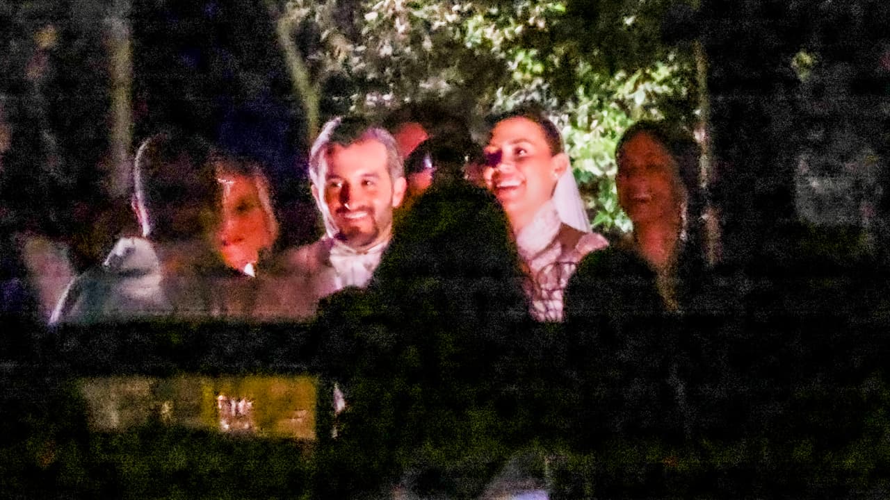 La boda fue llevada a cabo en una finca de estilo medieval en la Toscana italiana.