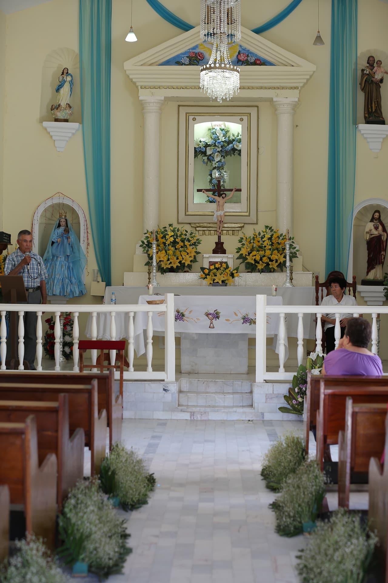 Durante las fiestas celebradas en los últimos días de mayo, los habitantes aprovechan para realizar bautizos y bodas en la iglesia.