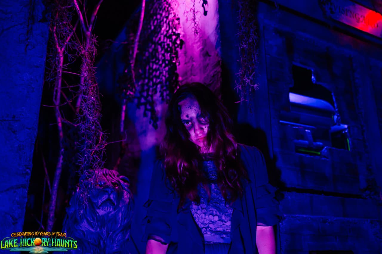 <b><a href="https://www.lakehickoryhaunts.com/ " target="_blank">Lake Hickory Haunts (Hickory)</a></b>: Lake Hickory Haunts es más que la típica casa embrujada. De hecho, hay 12 casas de horror. La atracción es un "parque temático embrujado" con senderos encantados, fábrica de pesadillas, cuevas subterráneas, atracciones acuáticas, música en vivo y entretenimiento, y más.