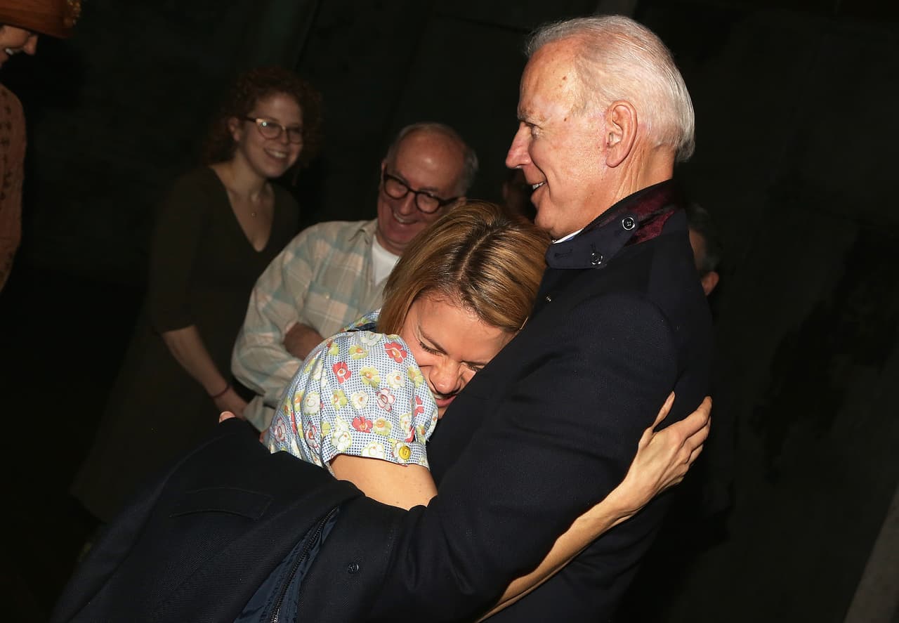 🎧 Podcast: ¿Acosador o 'abrazador'? Cúan graves son las acusaciones contra esa 'política táctil' de Joe Biden