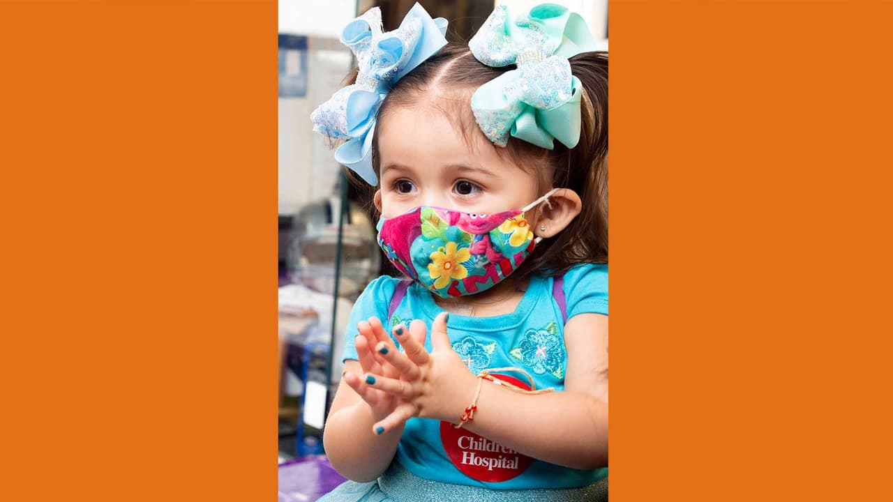 Los menores pueden participar en los festejos de temporada a pesar de estar en el hospital.