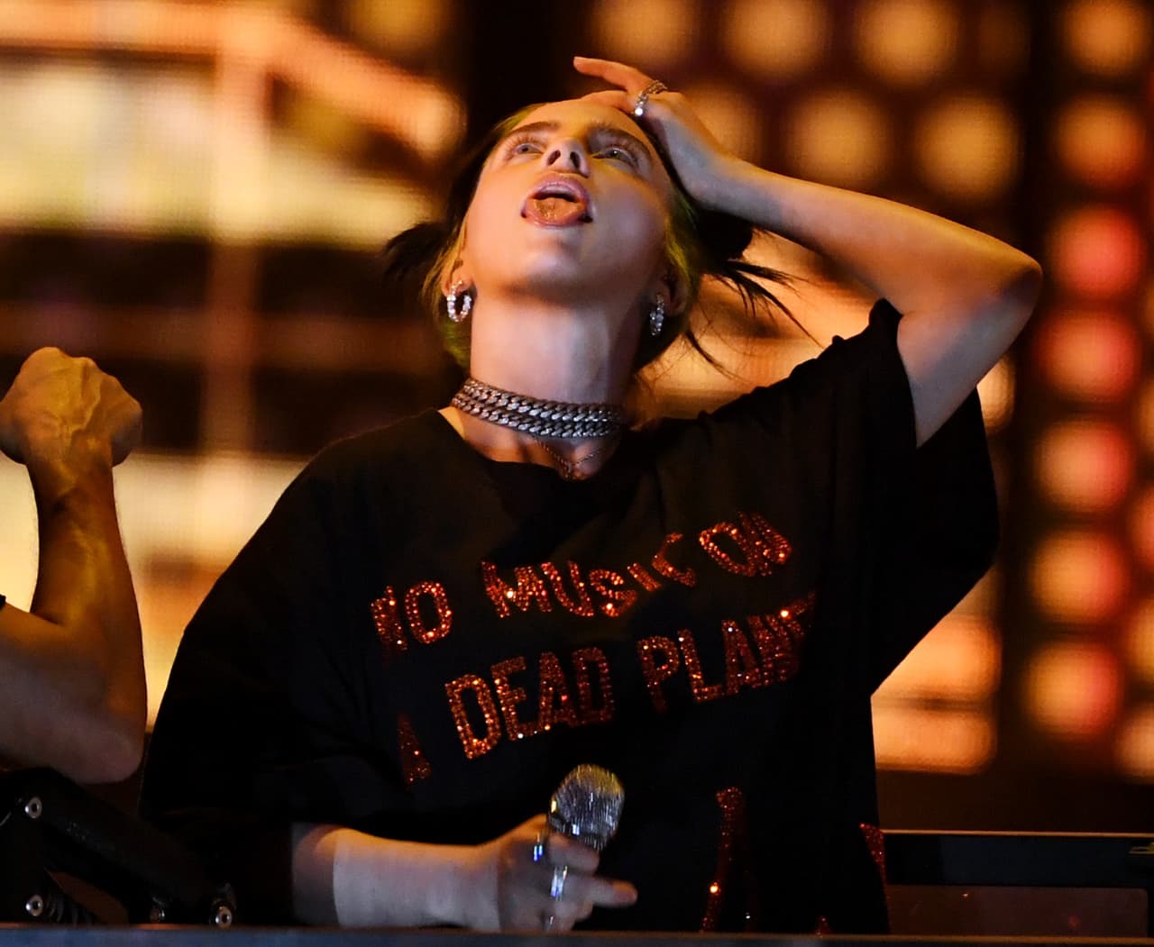 De acuerdo con
<b> <a href="https://www.latimes.com/entertainment-arts/music/story/2020-01-26/billie-eilish-best-new-artist-grammys-2020?utm_source=LAT+Breaking+News&utm_campaign=2ec0f98ca1-EMAIL_CAMPAIGN_2020_01_27_04_33&utm_medium=email&utm_term=0_b3d39b0044-2ec0f98ca1-85509401">Los Angeles Times</a></b>, hace menos de cuatro años, Billie Eilish tuvo su primera actuación oficial para aproximadamente unas 50 personas en The Hi-Hat en el Highland Park de Los Ángeles.