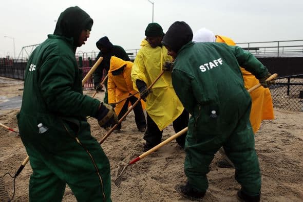 Trabajadores del departamento de parques y recreación del lugar están a cargo de las labores de limpieza de los parques de Rockaway.