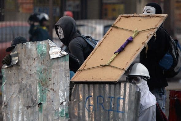 Miguel Cocchiola, alcalde de la ciudad central de Valencia, dijo que en esa localidad hay "un muerto seguro por arma de fuego... fue en un sector de La Isabelica, cerca de la alcaldía".