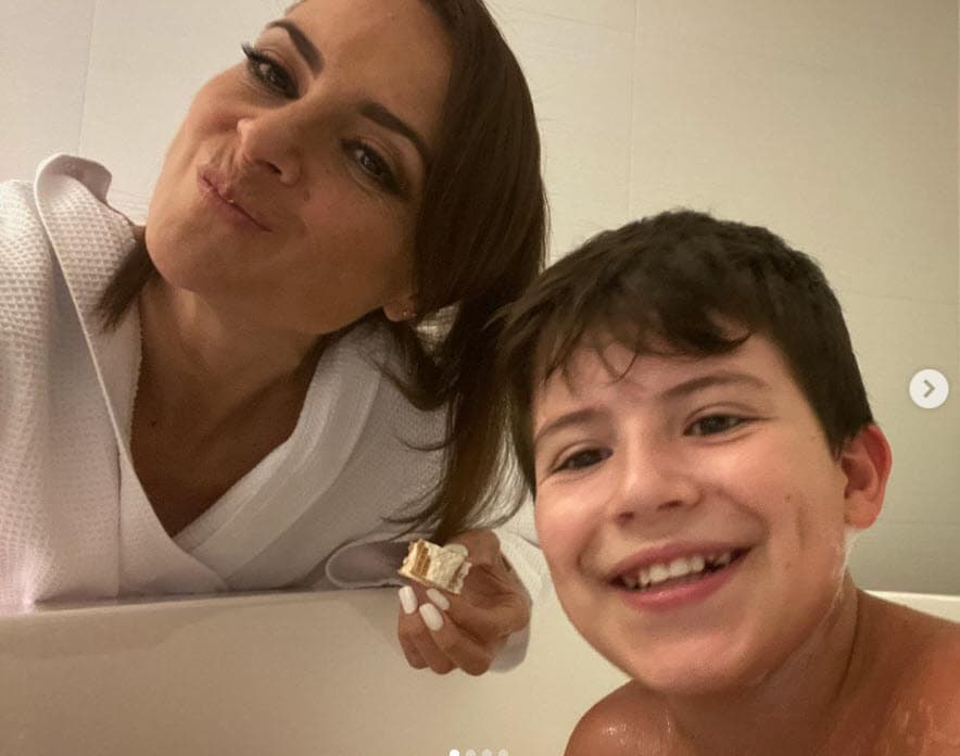 "Mis hijos 
<b><a href="https://peopleenespanol.com/telenovelas/marisol-del-olmo-habla-participacion-te-acuerdas-de-mi/?slide=f1ba6aeb-1e0e-424a-a44c-e42be13d3bb7#f1ba6aeb-1e0e-424a-a44c-e42be13d3bb7" target="_blank">por supuesto que ven mi trabajo</a></b>", dijo la artista de 46 años, "Patricio tenía permiso de dormirse a las diez y media de la noche para ver el capítulo (en México)". 
<br>