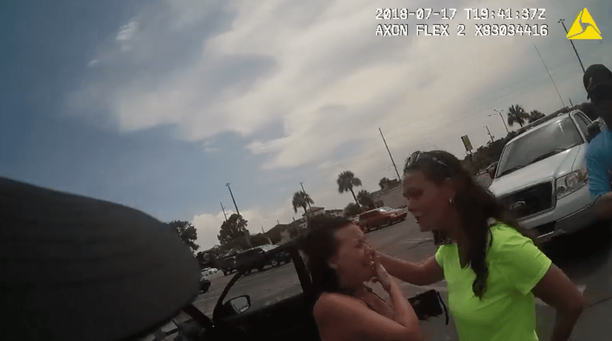 Pensó que era una muñeca, pero se trataba de un bebé olvidado en un auto y le salvó la vida 