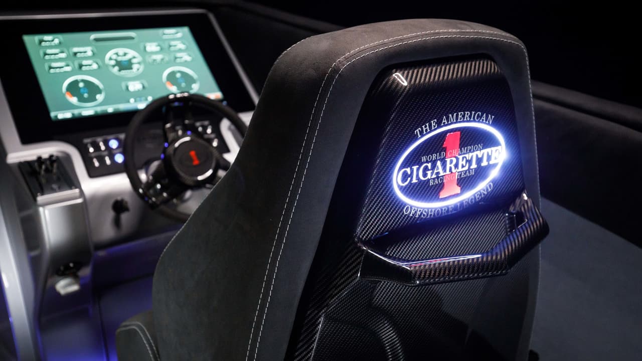 El equipo de Cigarette Racing cooperó con Gorden Wagener, jefe de diseño de Daimler AG, en el diseño de las características esenciales de la 515 Project ONE. La pintura negra opaca y plata inmediatamente evocan al Mercedes-AMG Project ONE. La atención al detalle no es menor en la cabina donde se hace uso extenso de 'Dinamica', la costosa tapicería italiana de microfibra y fibra de carbono expuesta en los respaldos de las butacas.
<br>