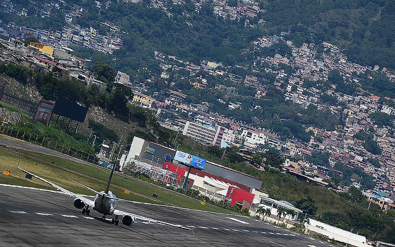 <h3 class="cms-H3-H3">Aeropuerto Internacional Toncontín (TGU), Honduras</h3>
<br>
<br>También es conocido como Aeropuerto Teniente Coronel Hernán Acosta Mejía y está ubicado a 6 km del centro de Tegucigalpa, Honduras. 
<br>
<br>Es un aeropuerto civil y militar y se agregó a la lista de los más peligrosos de History Channel en el programa "Most Extreme Airports".
<br>
<br>Dado que está situado en una región montañosa, el piloto tiene que hacer ciertos arreglos para evitar golpear las montañas. La pista también es extremadamente corta y hace que el avión se detenga abruptamente.