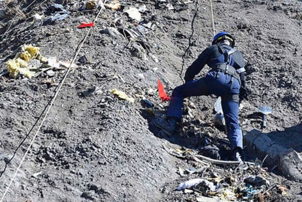 Mathieu Subé, vecino de la localidad donde se impactó la aeronave, afirmó que es “muy difícil” ingresar al lugar, además de que el mal tiempo es otro factor. (Ministerio del Interior francés/DICOM/F. Pellier).