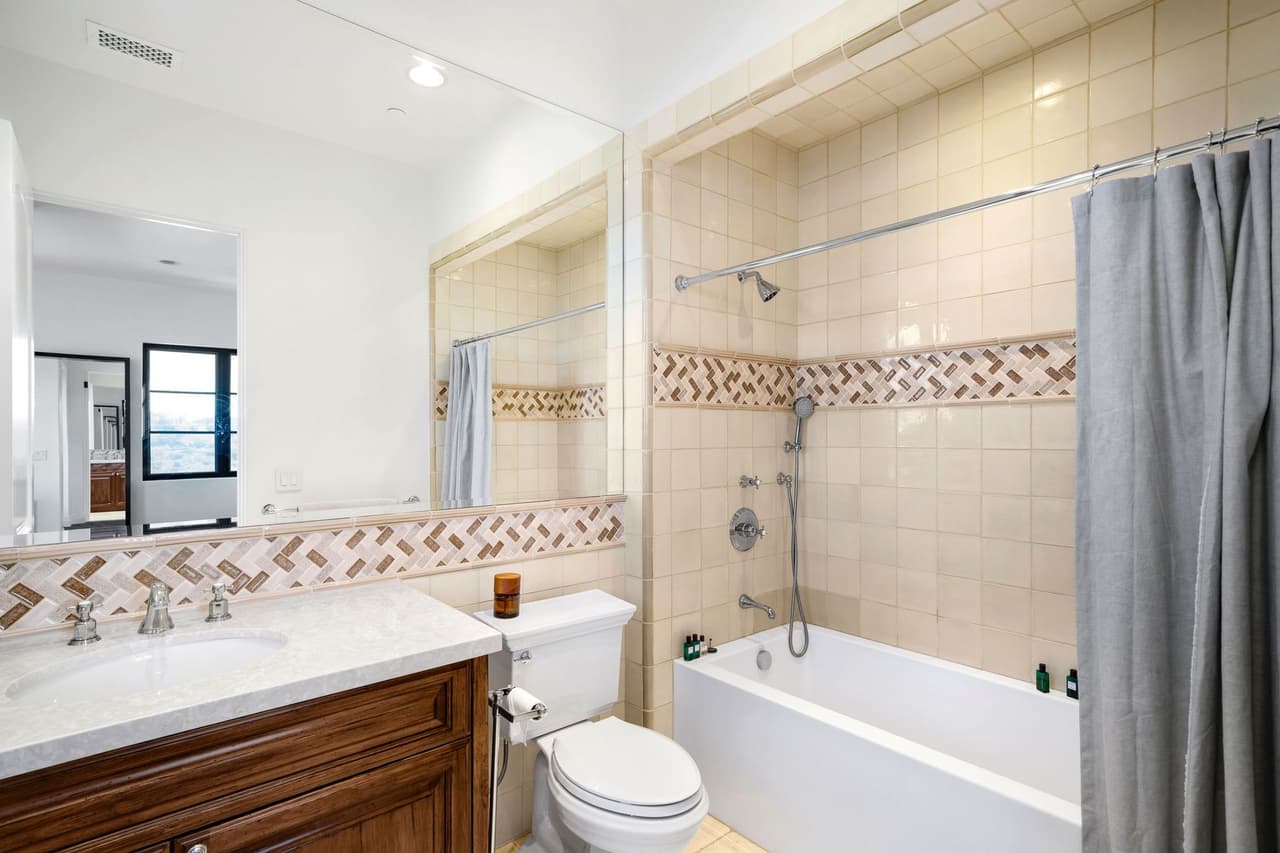 Algunas de las habitaciones de los huéspedes disponen de baño.