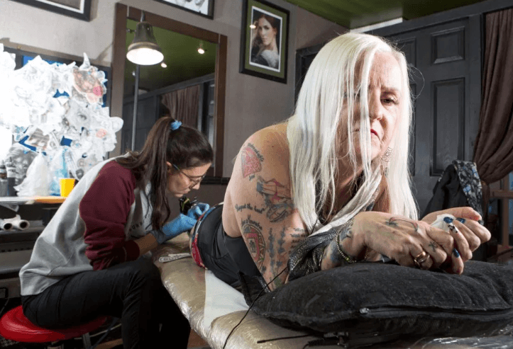 La mayor fanática de José Mourinho se luce mostrando parte de sus 38 tatuajes en honor al entrenador del Tottenham.