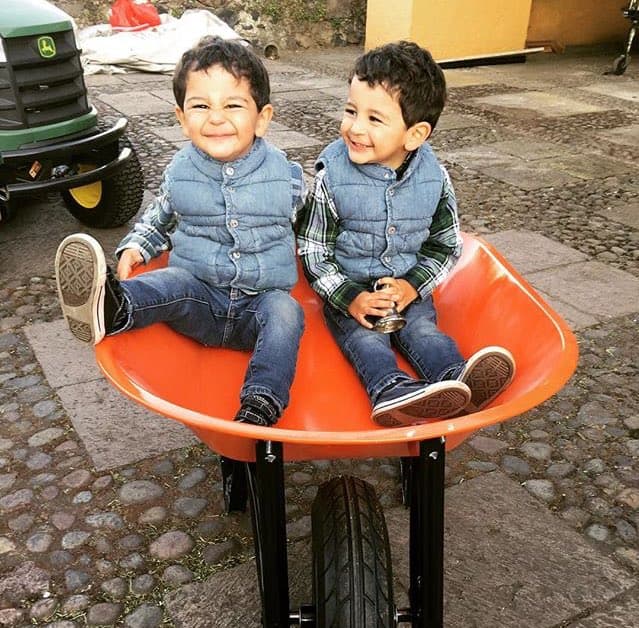 Los mellizos cumplieron este 20 de junio 3 añitos de edad y por lo que se deja ver en las fotos, son los consentidos de toda la familia 
<b>Capetillo Gaytán</b>.