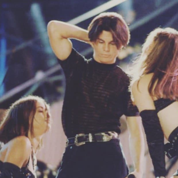 En su adolescencia Javier intentó cantar, pero la necesidad lo obligó a trabajar en restaurantes y como barman.
<br>