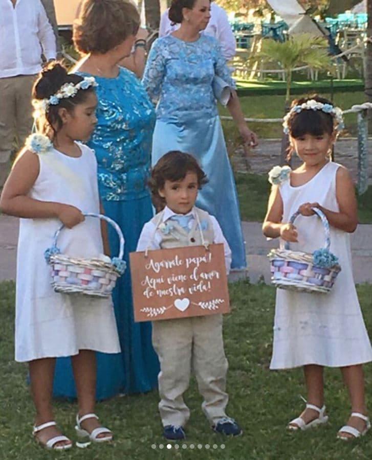 Ían, de seis años, hijo de ambos, fue paje en la boda y portaba a pie de altar un letrero que decía: 
<b>“!Agárrate papá! Que ahí viene el amor de nuestras vidas”</b>.