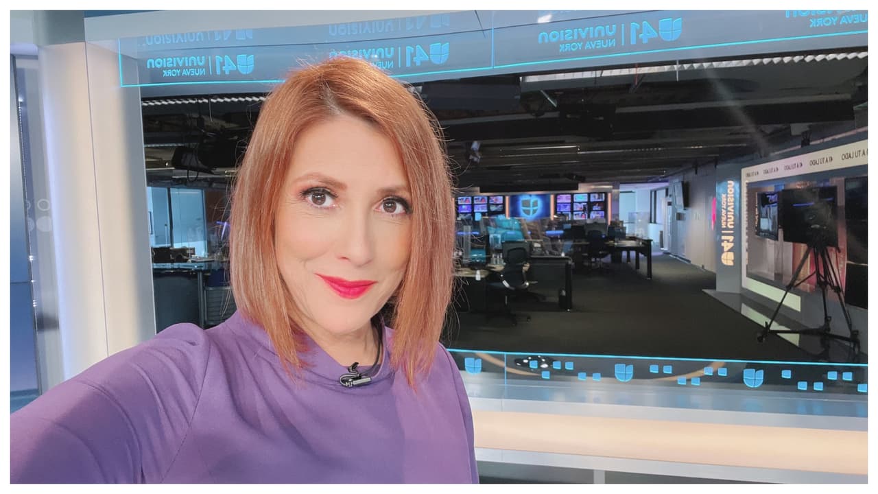 “Lo del periodismo se fue dando como algo orgánico. Yo pensé que iba a ser abogada, especialmente fiscal. Pero cada paso de mis estudios, me terminaba llevando al periodismo. Hasta que comencé trabajando en producción de radio”.