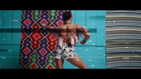 Y llega el coro y es hora de mover las curvas.