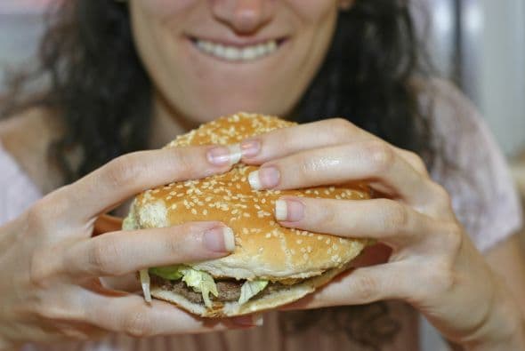 ¿Estás aburrida? Comer de más, fumar y otros hábitos “adictivos” pueden aparecer ante el aburrimiento, explicó Frieda Birnbaum, psicóloga investigadora, psicoanalista y autora.